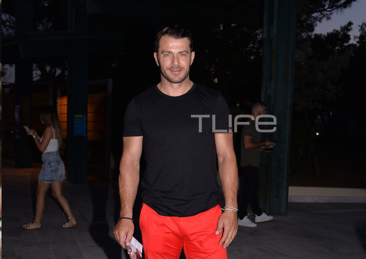 Ο Ντάνος “ξαναχτυπά”! Με κόκκινο παντελόνι στην παράσταση του Μουτσινά!