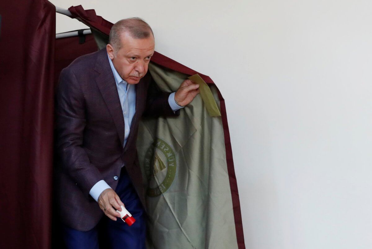 Αντιμέτωπο με τη διάσπαση το AKP του Ερντογάν μετά την ήττα στην Κωνσταντινούπολη!