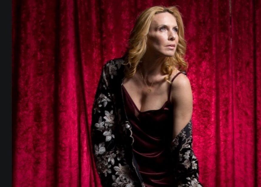 Η Εβελίνα Παπούλια χορεύει με ελάχιστα ρούχα και είναι super hot! [video]