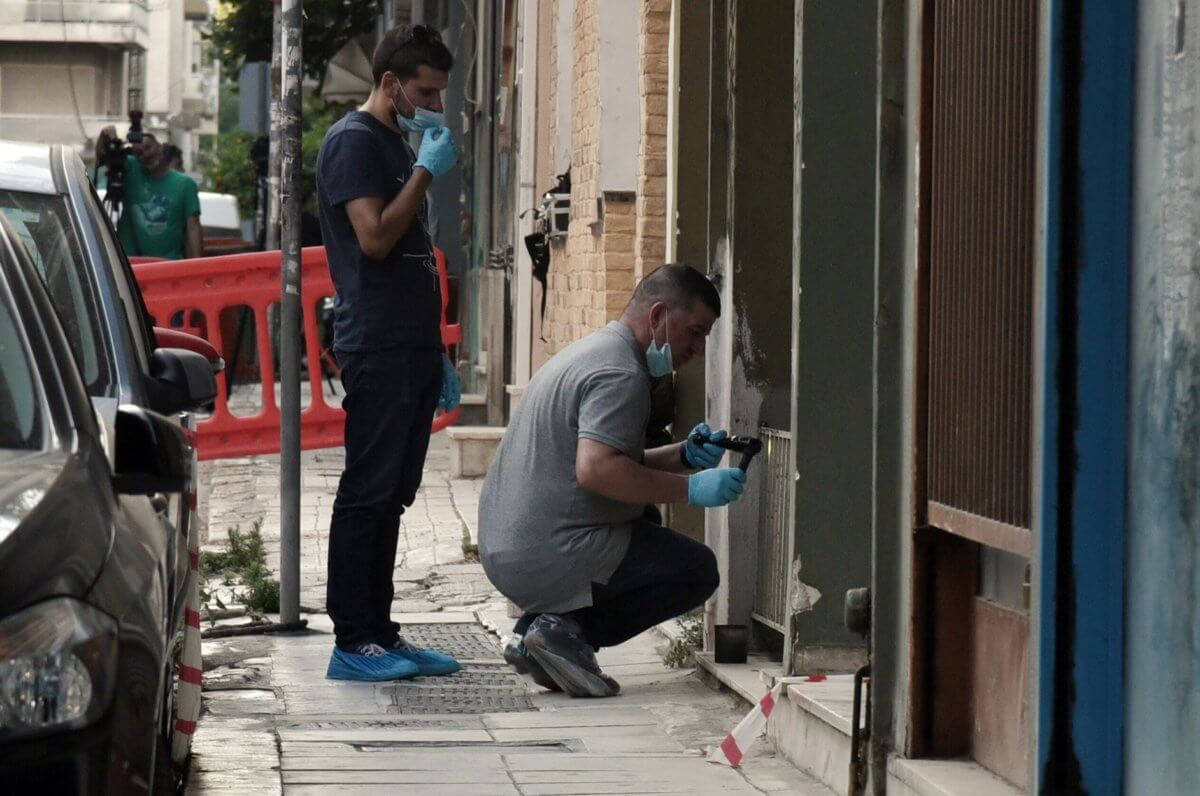 Σοκ! Πτώμα γυναίκας τυλιγμένο με κουβέρτα βρέθηκε σε πεζοδρόμιο στο Γουδί!