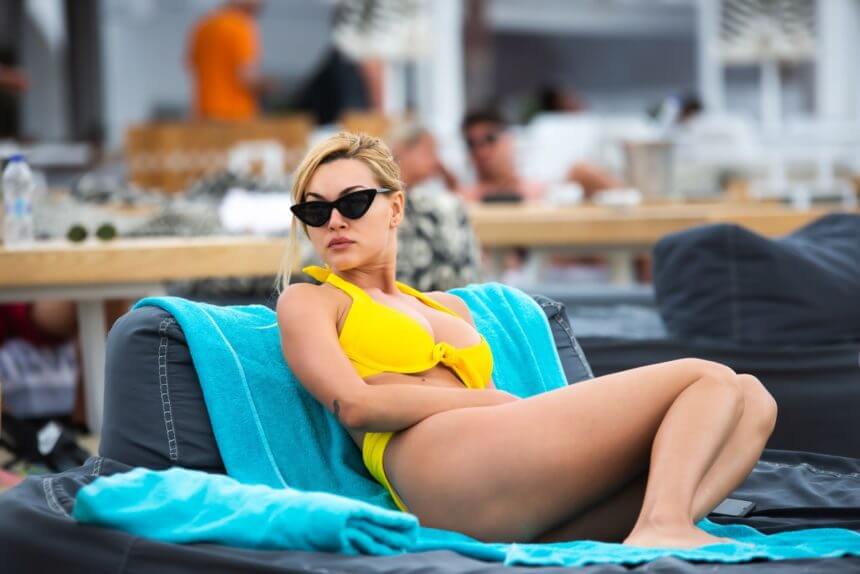 Οι Ελληνίδες celebrities φόρεσαν τα μικροσκοπικά μαγιό τους και… πήγαν Μύκονο!