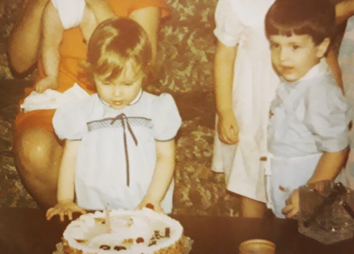 Αγνώριστη η πρωταγωνίστρια διάσημης ελληνικής σειράς! Δείτε πώς ήταν μικρή