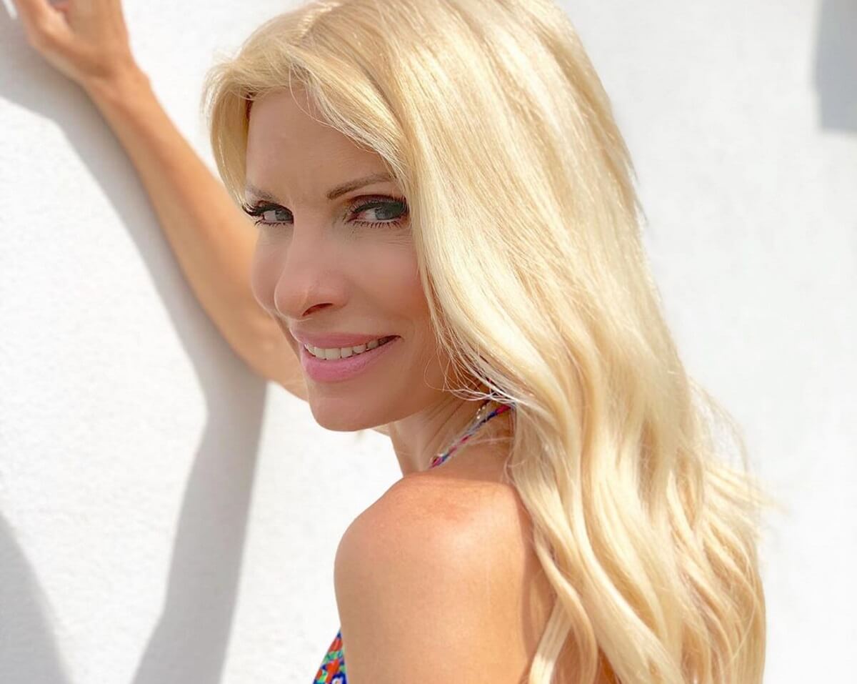 Οι πρωινές βουτιές της Ελένης Μενεγάκη με την κόρη της στην Άνδρο!