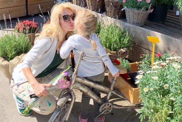 Η Ελένη Μενεγάκη φωτογραφίζει τη μικρή Μαρίνα να ετοιμάζει το δώρο του Μάκη Παντζόπουλου για τη γιορτή του πατέρα!