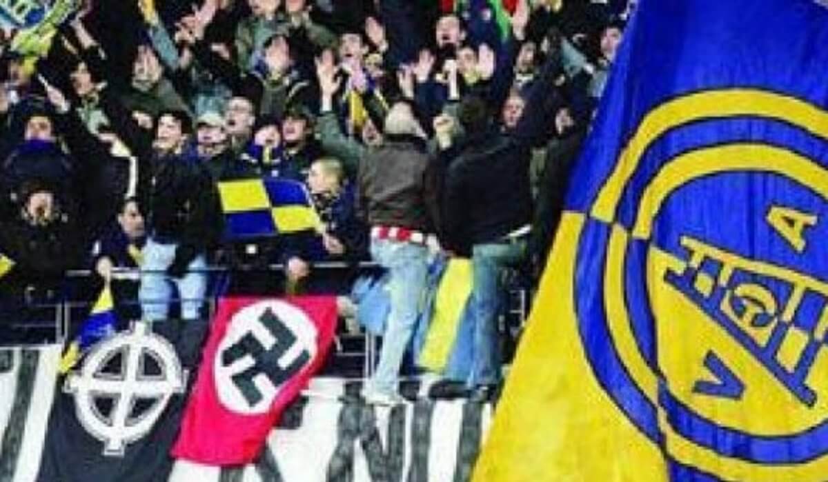 Ελλάς Βερόνα: Οπαδοί πανηγύρισαν την άνοδο με ναζιστικούς ύμνους και σβάστικες