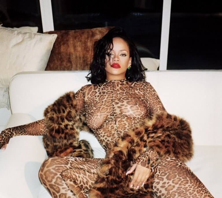 Rihanna: Προκαλεί αίσθηση με το καινούργιο της σύνολο!