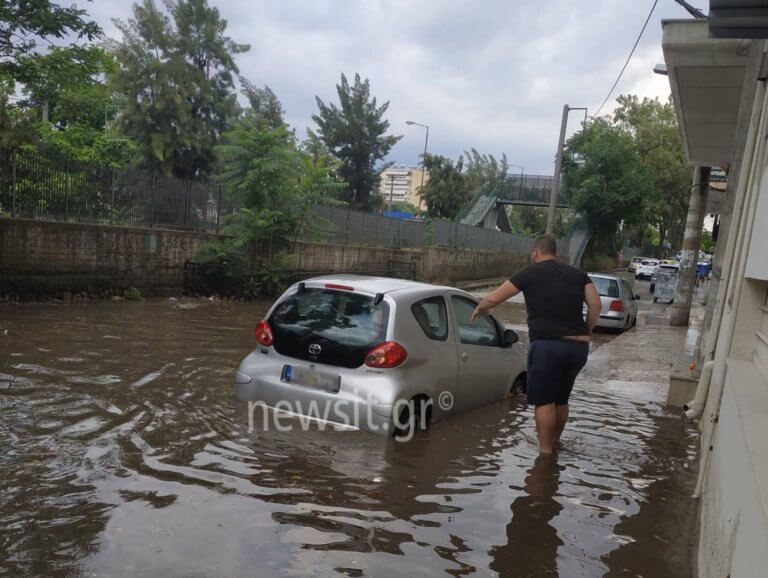 Καιρός: «Πνίγηκαν» Ριζούπολη, Περισσός – «Ποτάμια» οι δρόμοι από την ισχυρή βροχόπτωση!