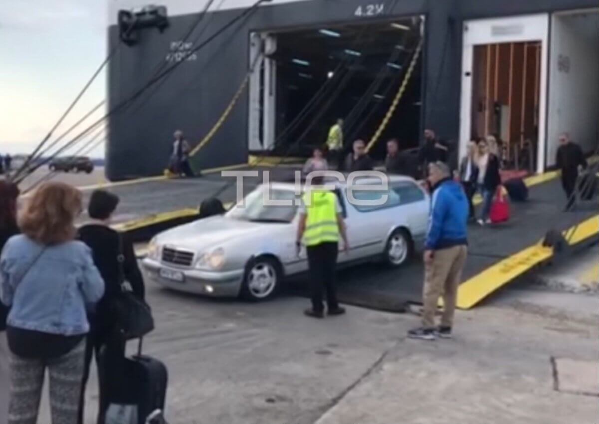 Έφτασε στη Μυτιλήνη για την κηδεία η σορός του Πάνου Ζάρλα – Μαζί και η Στέλλα Μιζεράκη [video]