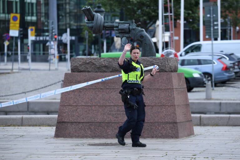 Σουηδία: Συναγερμός και πυροβολισμοί σε σταθμό τρένων στην πόλη Μάλμε [pics, videos]
