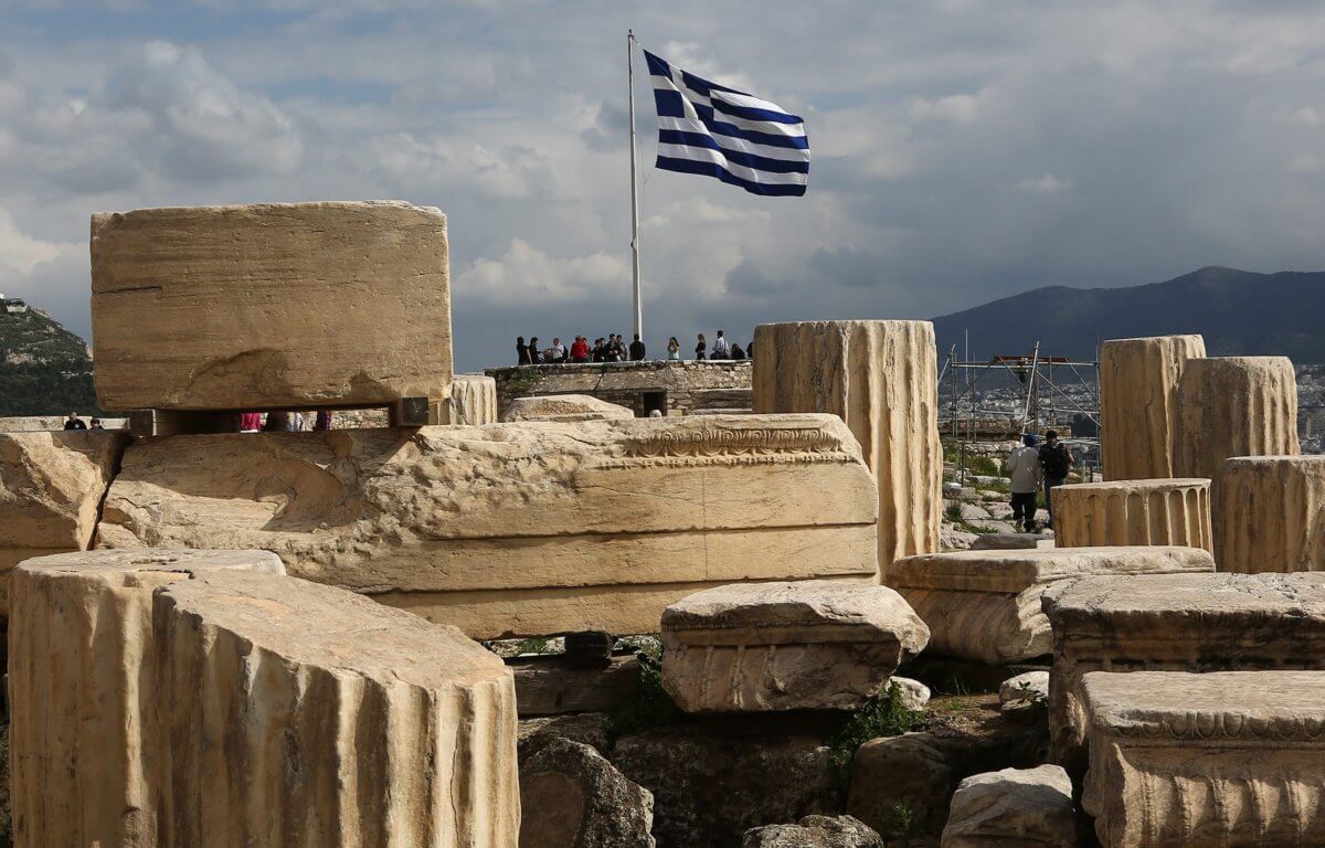 Οι συμβολισμοί και οι περιπέτειες της ελληνικής σημαίας
