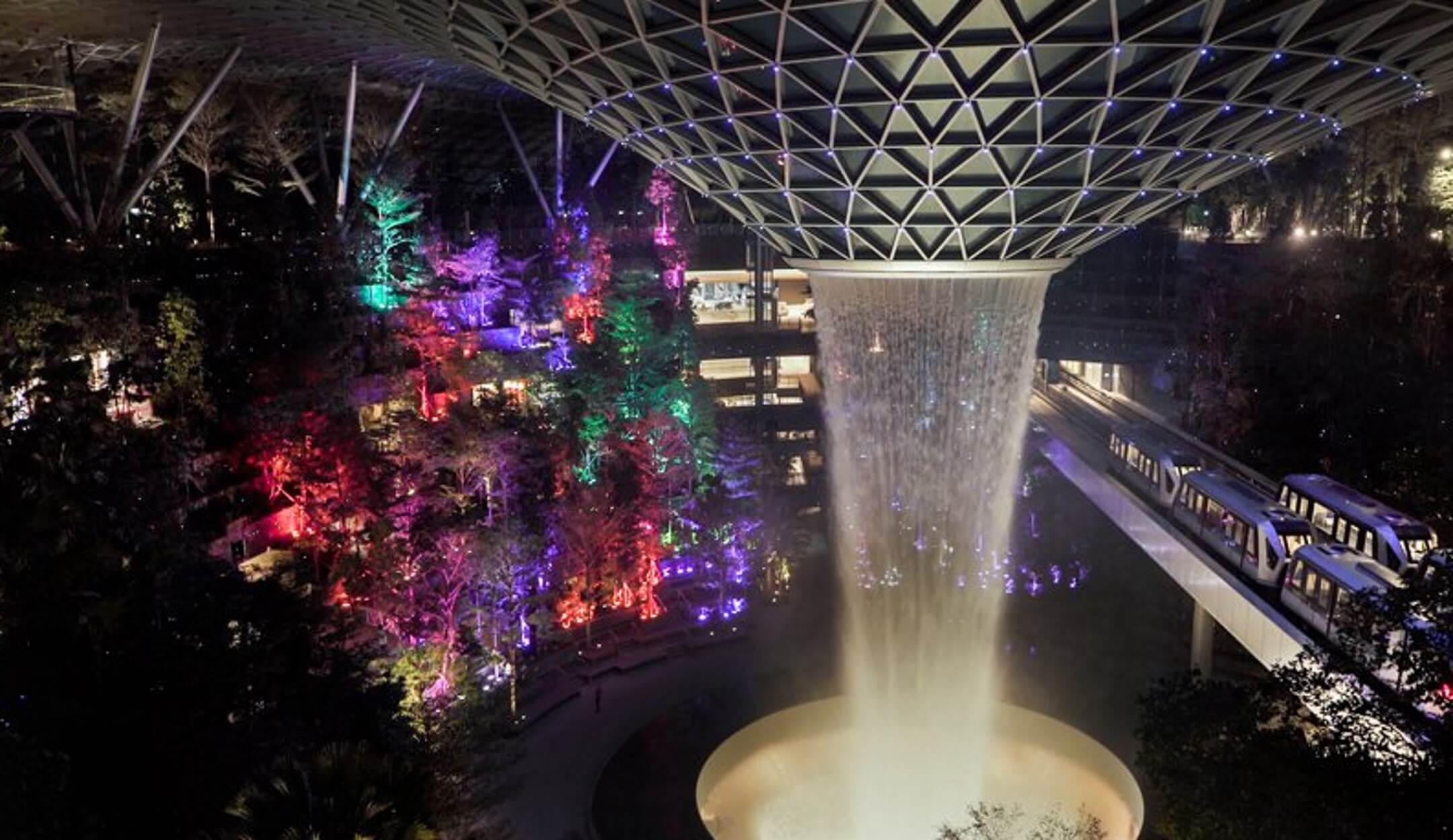 Σιγκαπούρη: Σύγχρονο θαύμα του κόσμου το καινούργιο αεροδρόμιο!