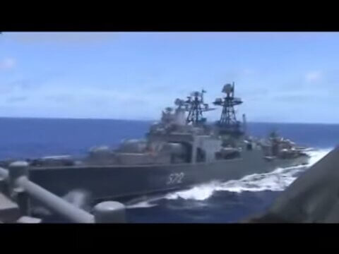 Βίντεο ντοκουμέντο! Η στιγμή που ρωσικό και αμερικανικό πλοίο γλυτώνουν τη σύγκρουση στον Ειρηνικό [video]