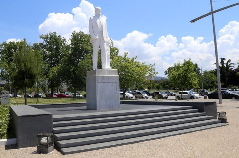 Θεσσαλονίκη: Βανδάλισαν το άγαλμα του Κωνσταντίνου Καραμανλή!