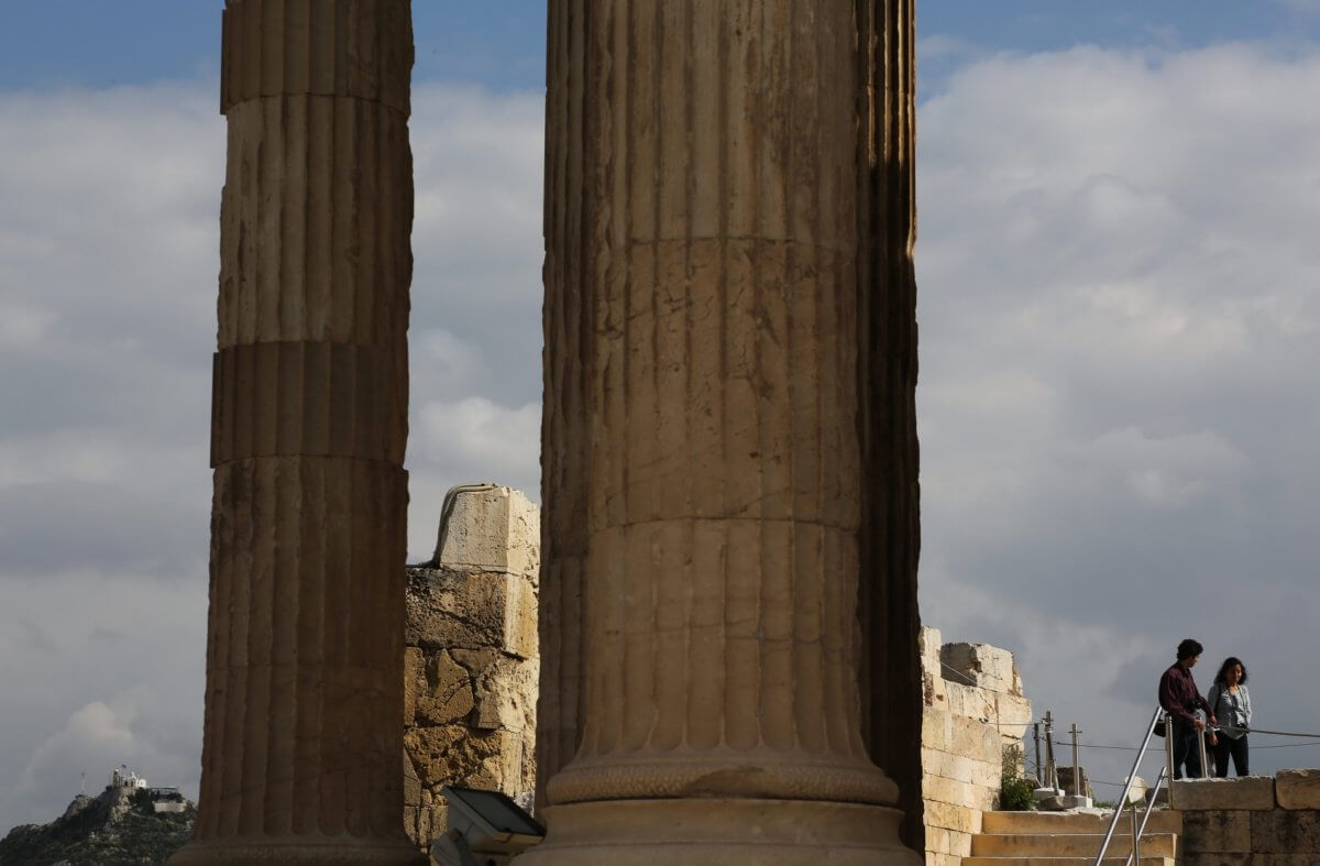 Ακρόπολη: Κατόπιν εορτής φτιάχτηκε το αναβατόριο για ΑμεΑ – Πατέρας μετέφερε το παιδί του στα χέρια!