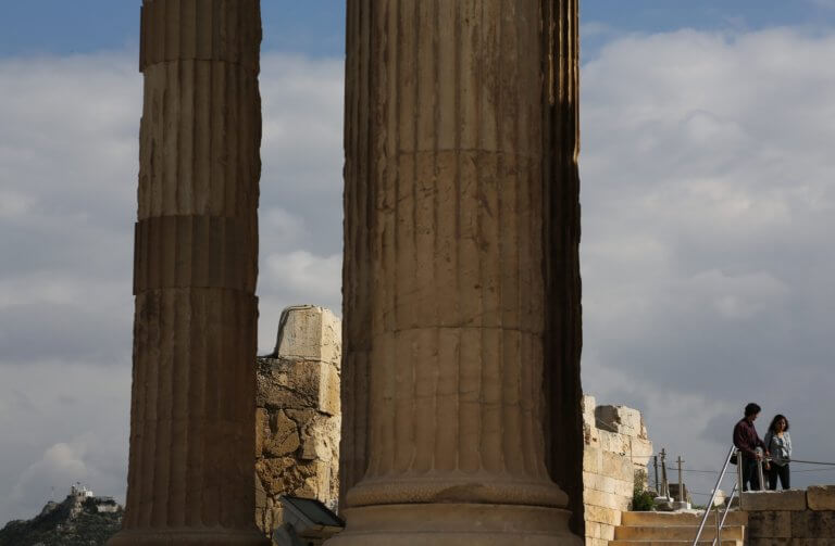 Ακρόπολη: Κατόπιν εορτής φτιάχτηκε το αναβατόριο για ΑμεΑ – Πατέρας μετέφερε το παιδί του στα χέρια!