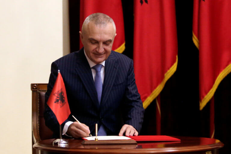 Αλβανία: Συγκαλείται η Βουλή για την καθαίρεση του προέδρου!