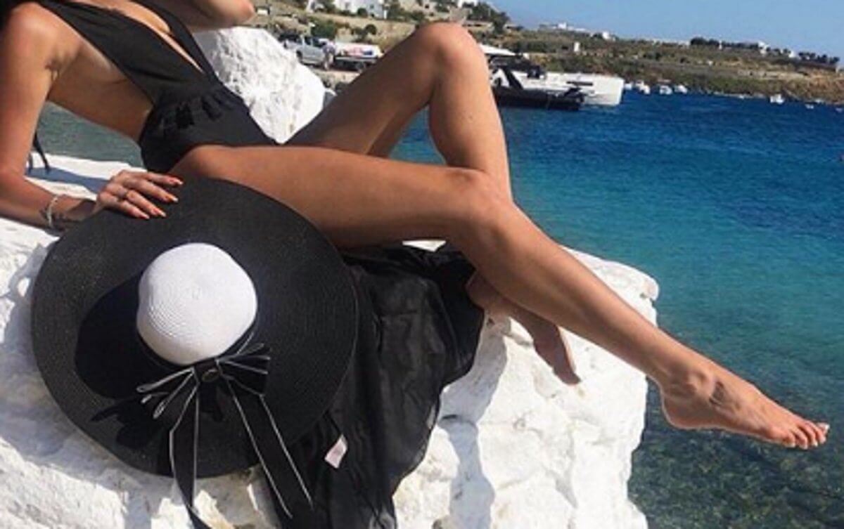 Ποζάρει κάτω από τον καυτό ήλιο της Μυκόνου και μας δείχνει τα… ατελείωτα πόδια της!