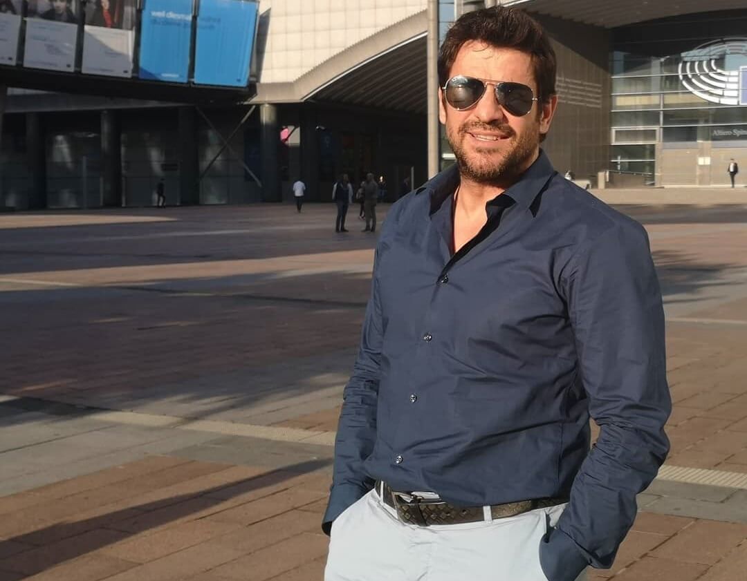 Ο Αλέξης Γεωργούλης προσπαθεί να προσαρμοστεί στο Ευρωπαϊκό Κοινοβούλιο!