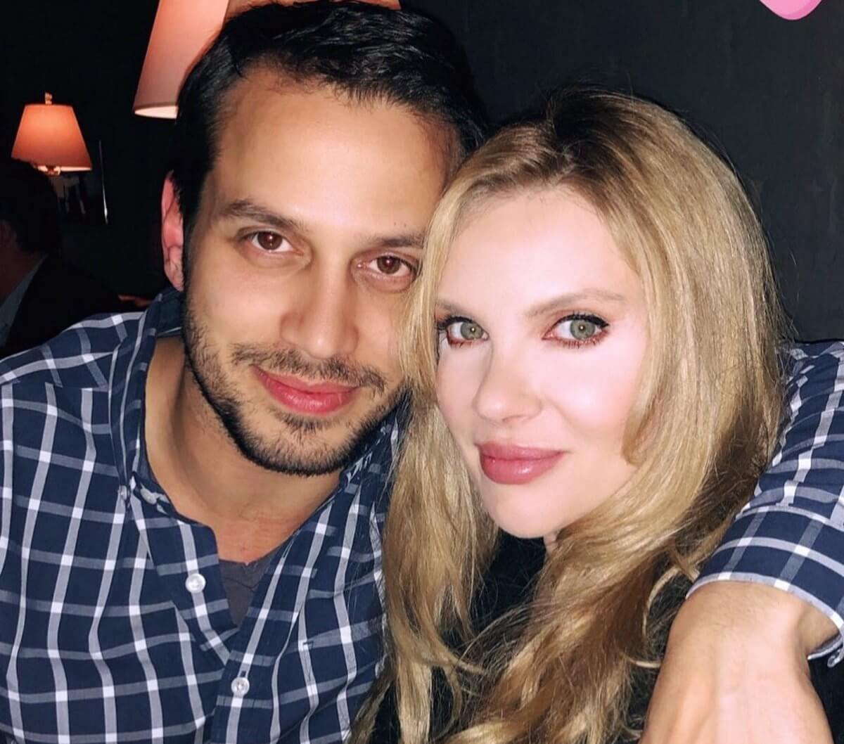 Η Χριστίνα Αλούπη κοροϊδεύει τον άντρα της που δεν γνωρίζει ελληνικά! Απολαυστικό βίντεο