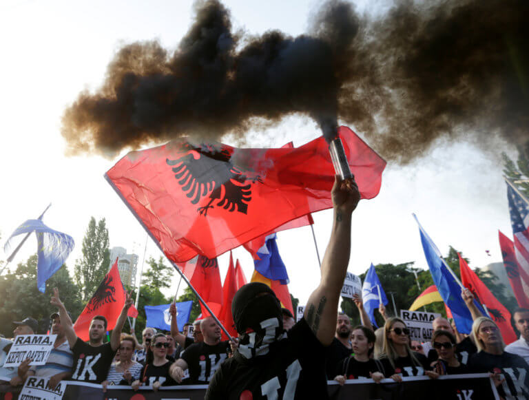 Αλβανία: Νέες συγκρούσεις μεταξύ διαδηλωτών και αστυνομίας - Βυθίζεται κι άλλο στο "χάος" η χώρα