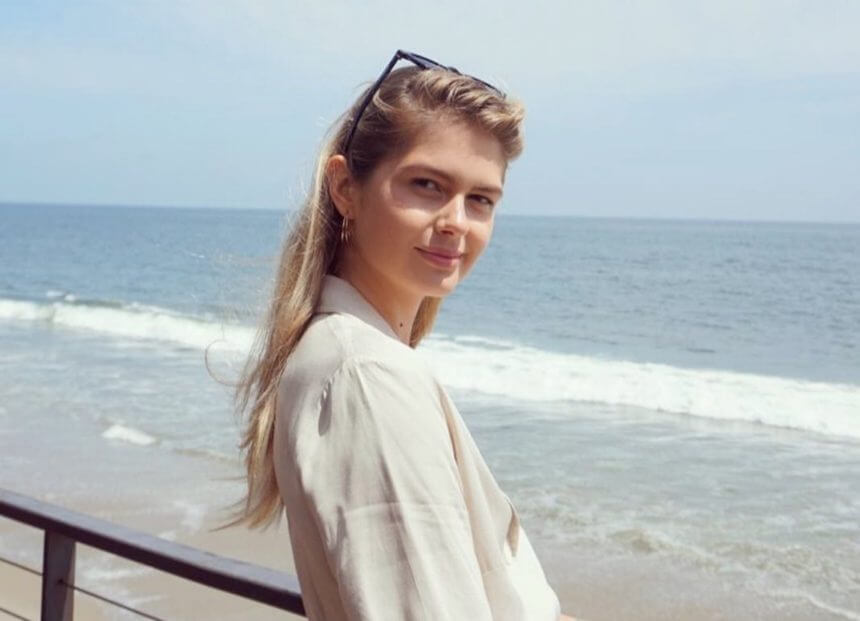 Έφτασε στην Ελλάδα η Αμαλία Κωστοπούλου για τον γάμο της μητέρας της, Τζένης Μπαλατσινού