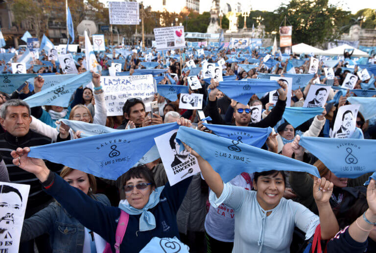 Καταδίκασαν γιατρό στην Αργεντινή γιατί δεν έκανε έκτρωση σε θύμα βιασμού - Οργή και διαδηλώσεις