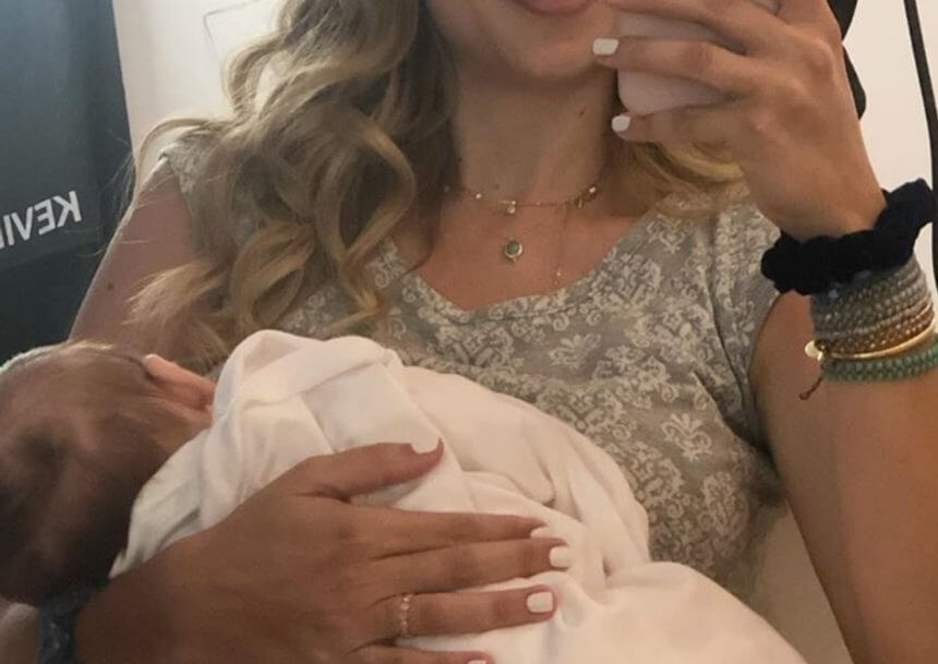 Δείτε την ξανθιά παρουσιάστρια να θηλάζει τον γιο της στο… κομμωτήριο! [pic]