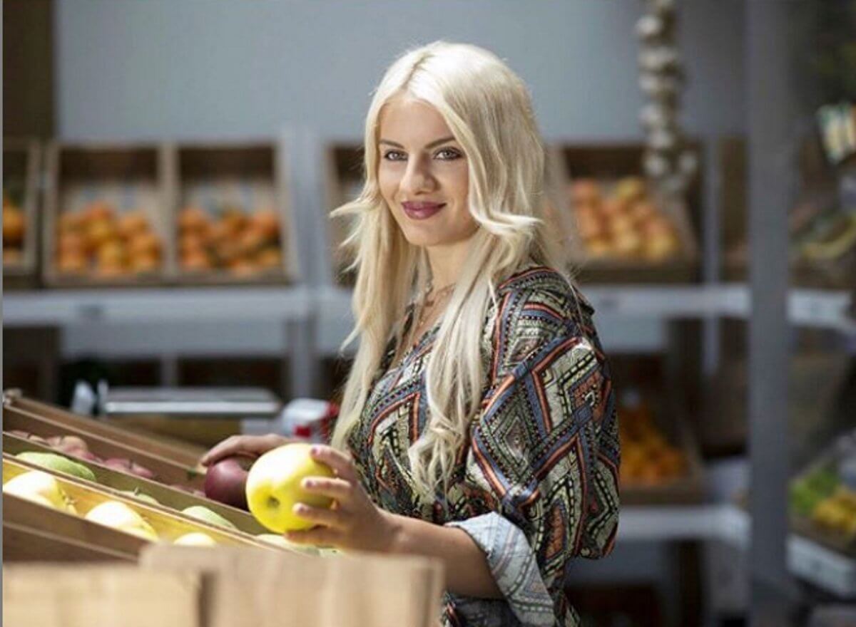 “Τρελαίνει” τους θαυμαστές της η Ασημίνα Ουστάλλι! Φόρεσε το κόκκινο μαγιό της και πήγε παραλία…