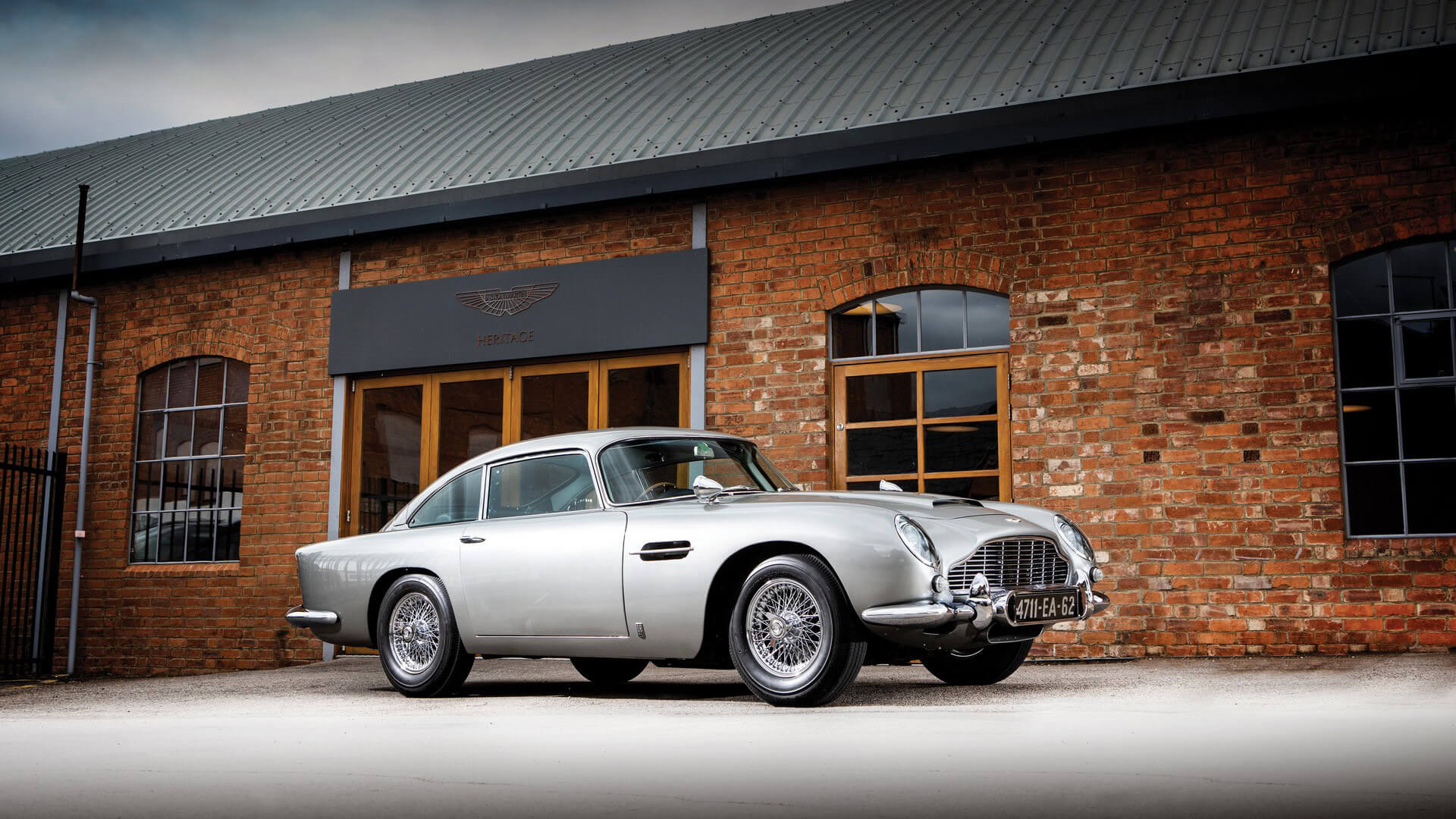 Σε δημοπρασία η Aston Martin DB5 του James Bond [vid]