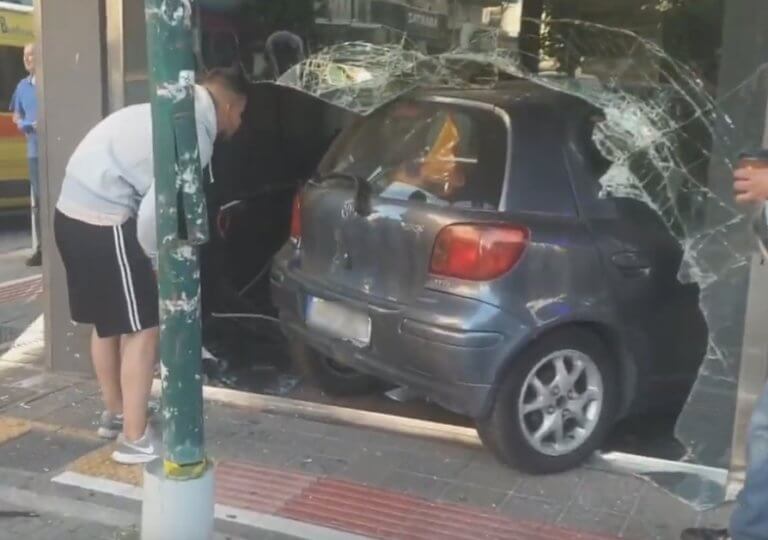Πάτρα: Αυτοκίνητο κατέληξε μέσα σε κατάστημα μετά από τροχαίο – Εγκλωβίστηκε η οδηγός του – video