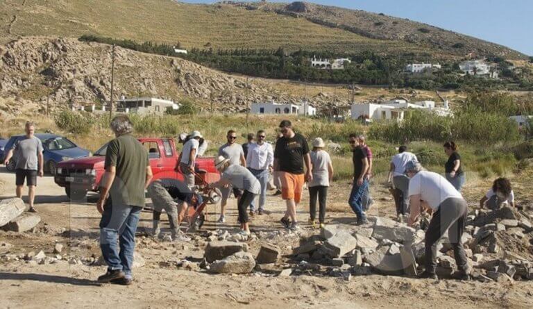 Δήμαρχε… ρίχτο! Πρώτη φορά μαζί με την αντιπολίτευση γκρεμίζουν αυθαίρετο στην Πάρο! video, pics