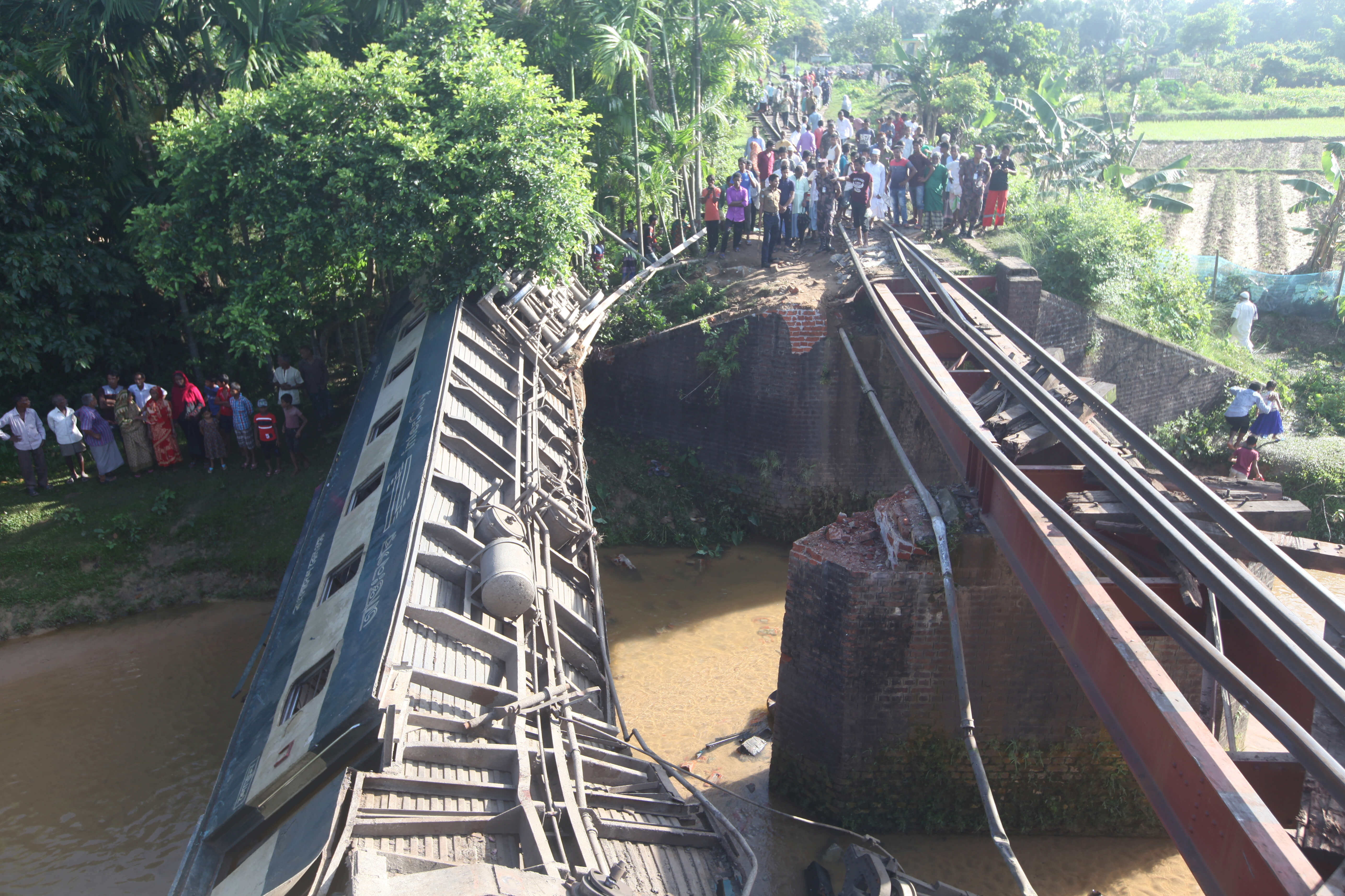 Μπανγκλαντές: 4 νεκροί και 100 τραυματίες από εκτροχιασμό τρένου