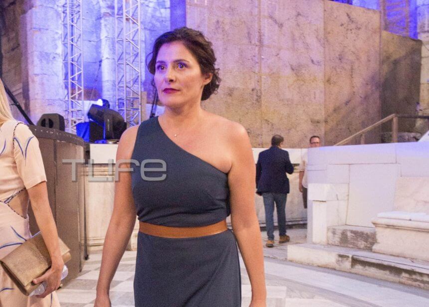 Η κομψή εμφάνιση της Μπέττυς Μπαζιάνα στο Ηρώδειο