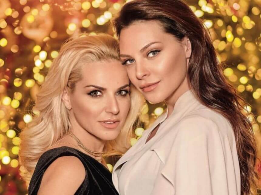 Η Μαρία Μπεκατώρου και η Υβόννη Μπόσνιακ τραγουδούν στο δρόμο αδιαφορώντας για τους περαστικούς