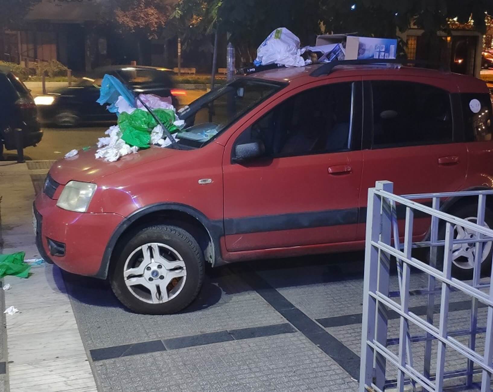 Θεσσαλονίκη: Πάρκαρε σε πεζοδρόμιο και όταν επέστρεψε στο αυτοκίνητο είδε αυτές τις εικόνες [pics]