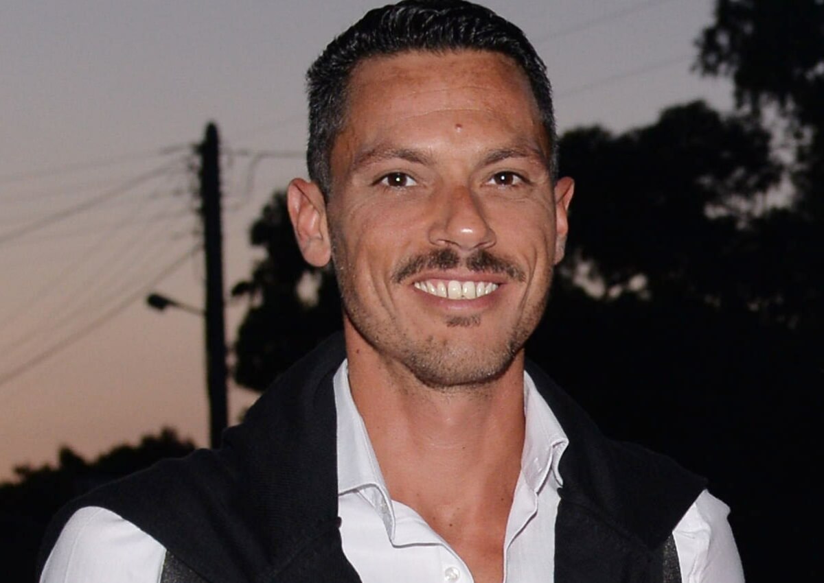 Ο γοητευτικός άντρας της φωτογραφίας είναι κουνιάδος Ελληνίδας ηθοποιού – Δες πόσο μοιάζει με τον σύζυγό της! [pics]