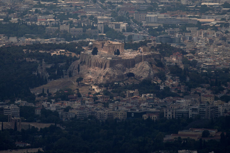 Reuters: Η κλιματική αλλαγή “σκοτώνει” την Ακρόπολη και τα άλλα αρχαία μνημεία!