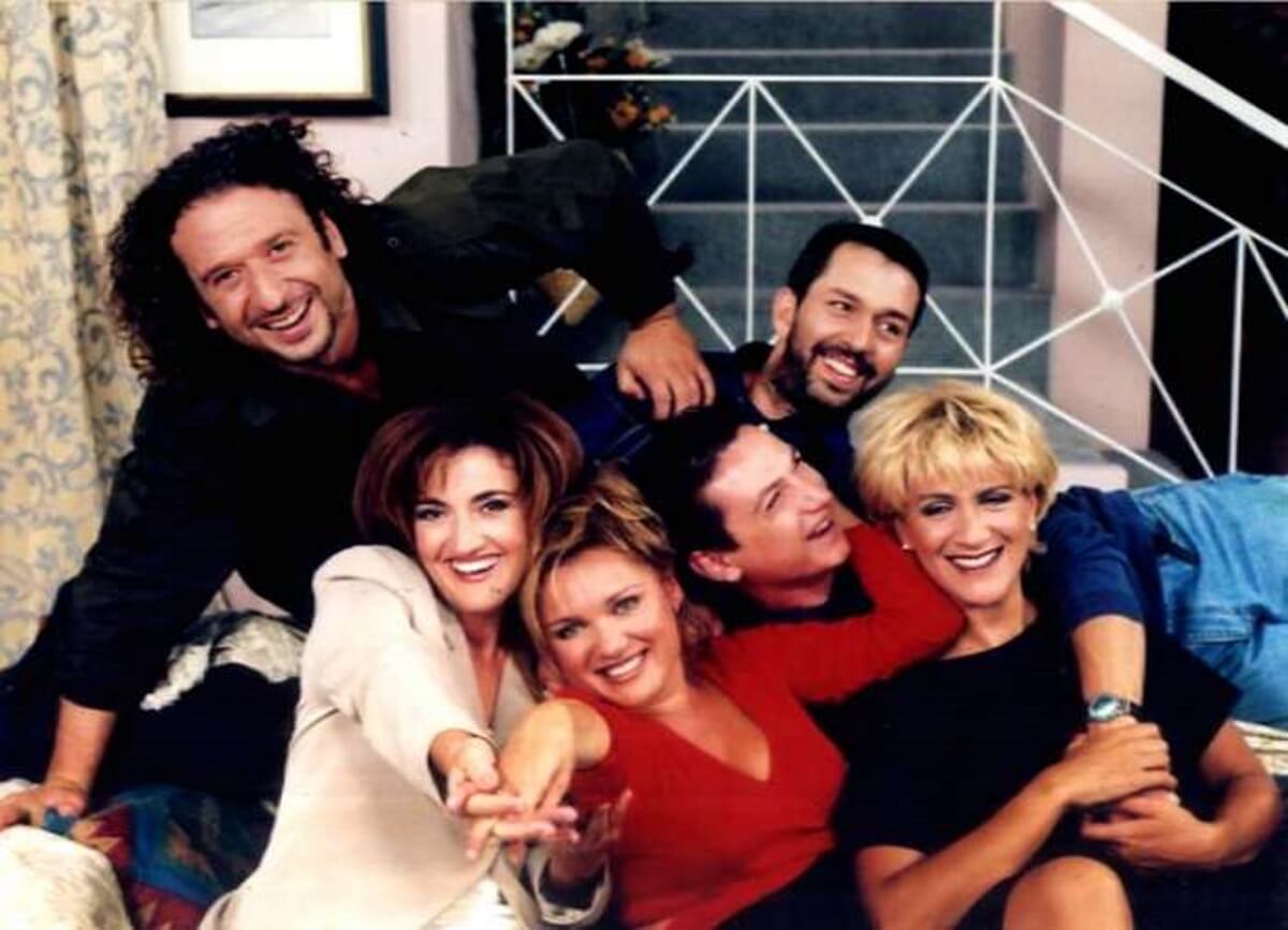 Κώστας Κόκλας – Υρώ Μανέ – Μαρία Καβογιάννη: Ποζάρουν μαζί 19 χρόνια μετά το τέλος των “Εγκλημάτων”