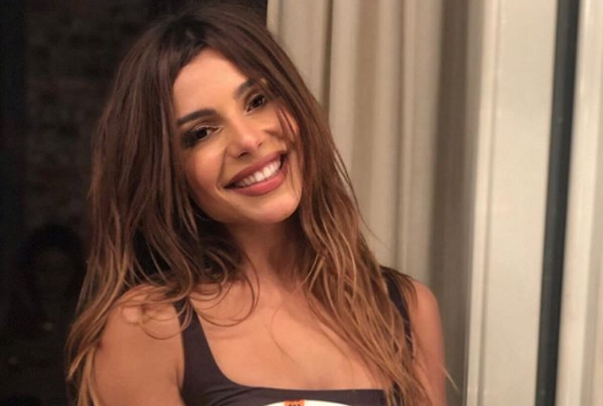 Χαμό προκαλεί με το μικροσκοπικό μαγιό της η Ελευθερία Ελευθερίου στη Σαντορίνη!