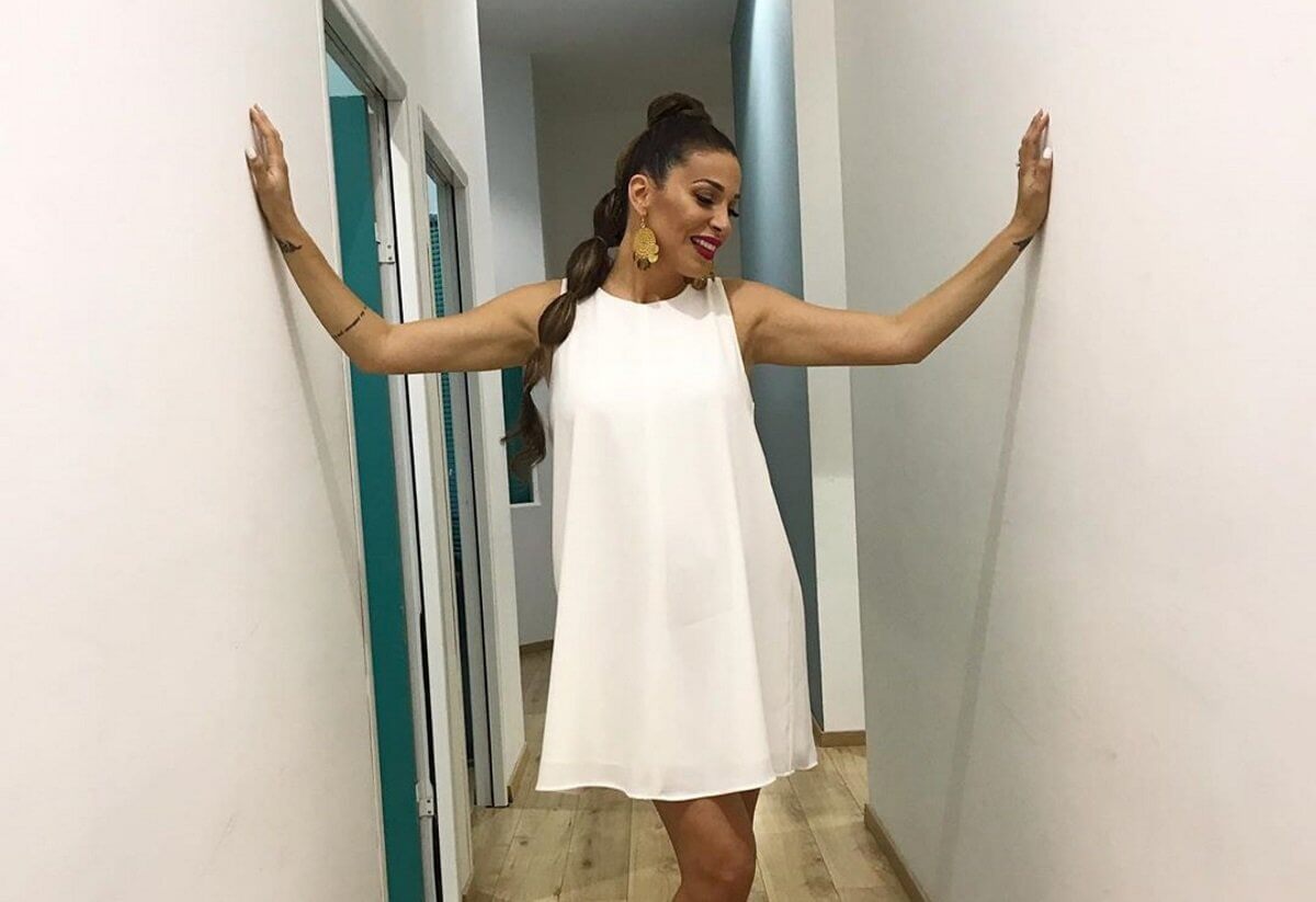 Η Ελένη Χατζίδου ποζάρει με μαγιό και μας δείχνει την φουσκωμένη της κοιλιά!