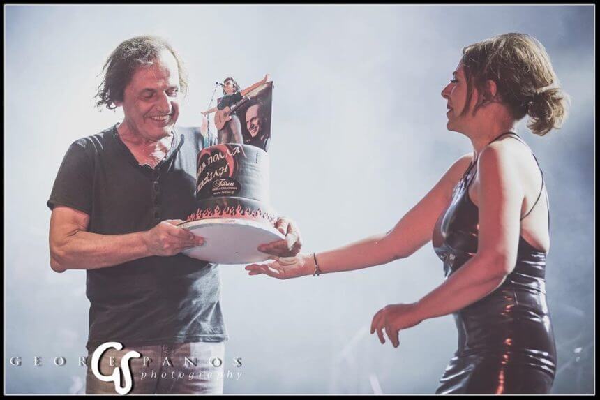 Η τούρτα – έκπληξη στον Βασίλη Παπακωνσταντίνου για τα γενέθλιά του από την Ελένη Ράντου!