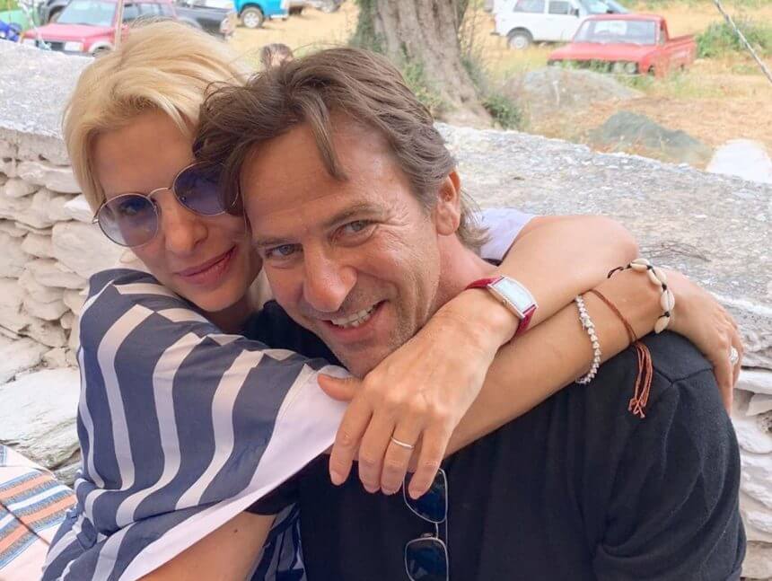 Η Ελένη Μενεγάκη χωρίς μακιγιάζ σε πανηγύρι στην Άνδρο!