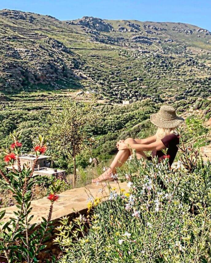 Η Ελένη Μενεγάκη απολαμβάνει τα μπάνια της στην Άνδρο και μας δείχνει το άψογο κορμί της!