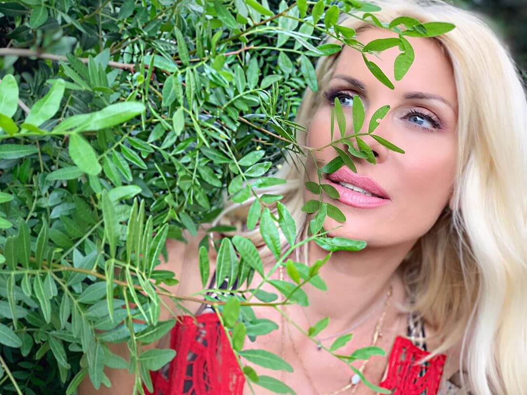 Η Ελένη Μενεγάκη όπως δεν την έχετε ξαναδεί! Χωρίς ίχνος μακιγιάζ με μαγιό στην παραλία!