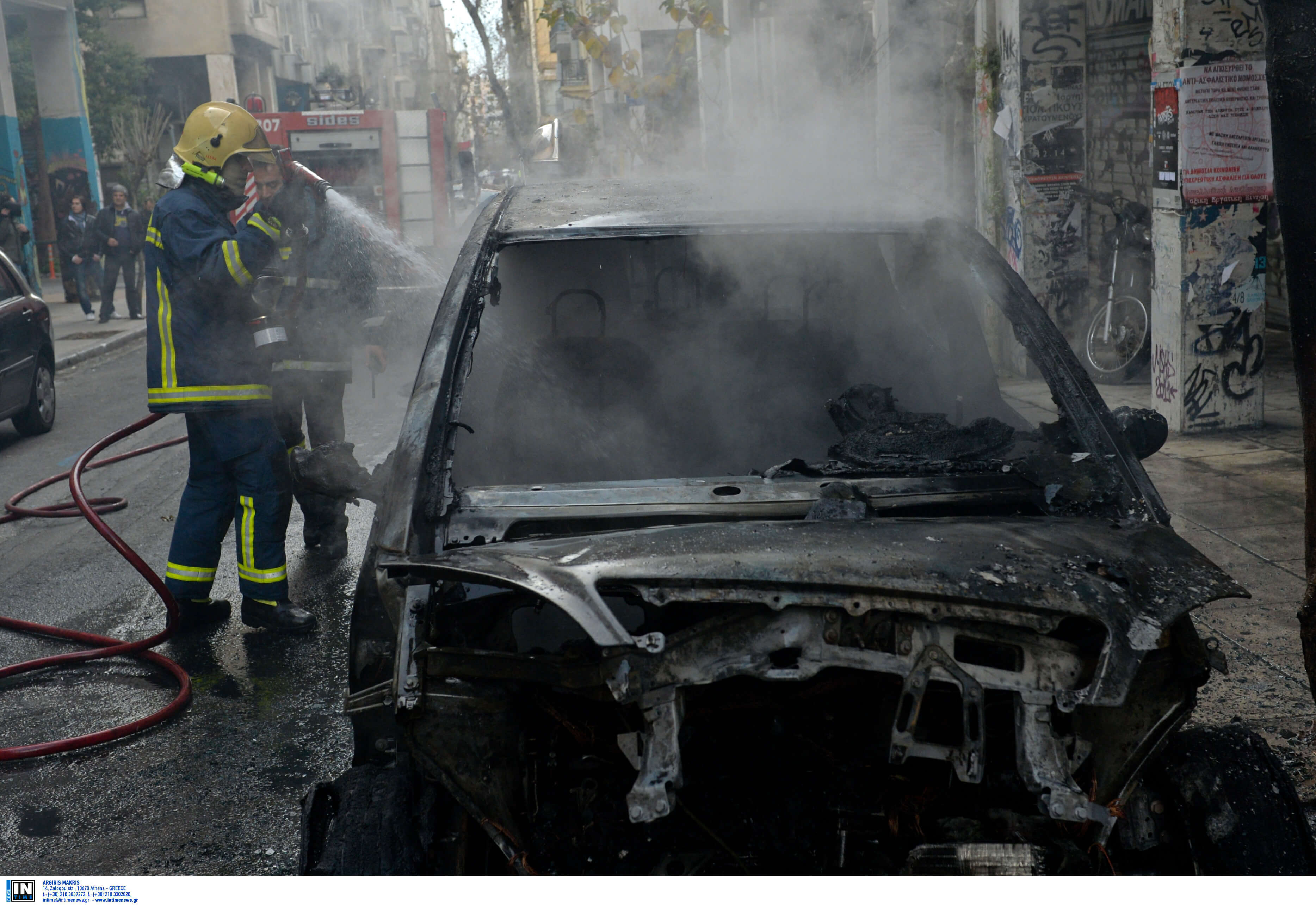 Εμπρησμοί αυτοκινήτων τα ξημερώματα στο κέντρο της Αθήνας