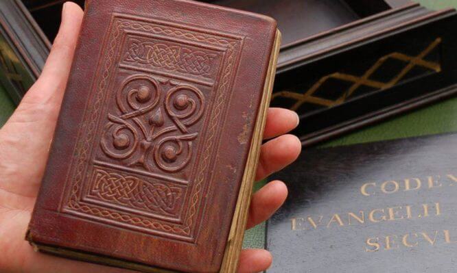 Απίστευτο: Το παλαιότερο βιβλίο της Ευρώπης είναι Ευαγγέλιο και βρέθηκε σε φέρετρο!