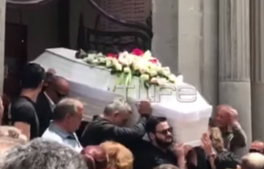 Πάνος Ζάρλας: Το τελευταίο χειροκρότημα στο λευκό φέρετρο στην κηδεία (video)
