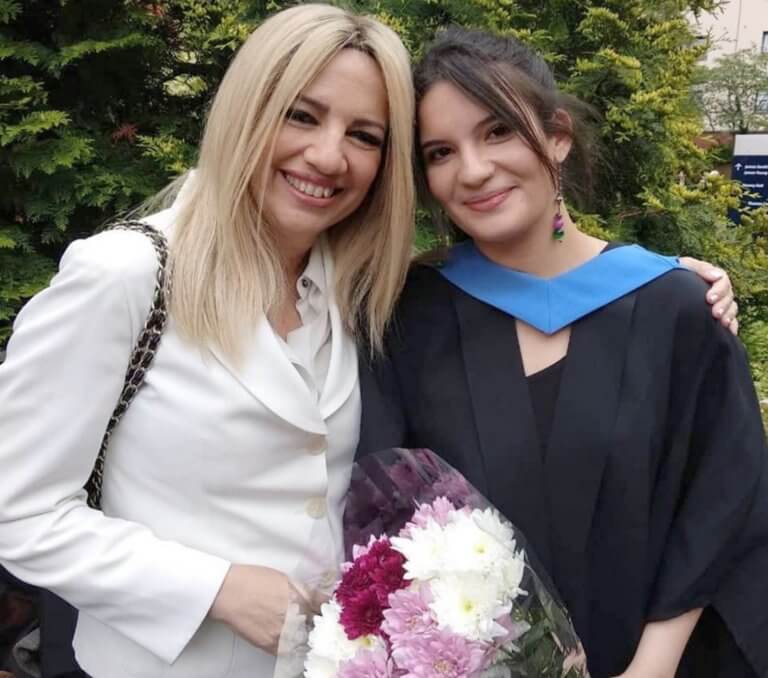 Φώφη Γεννηματά: Περήφανη μαμά δίπλα στην… πτυχιούχο κόρη της!