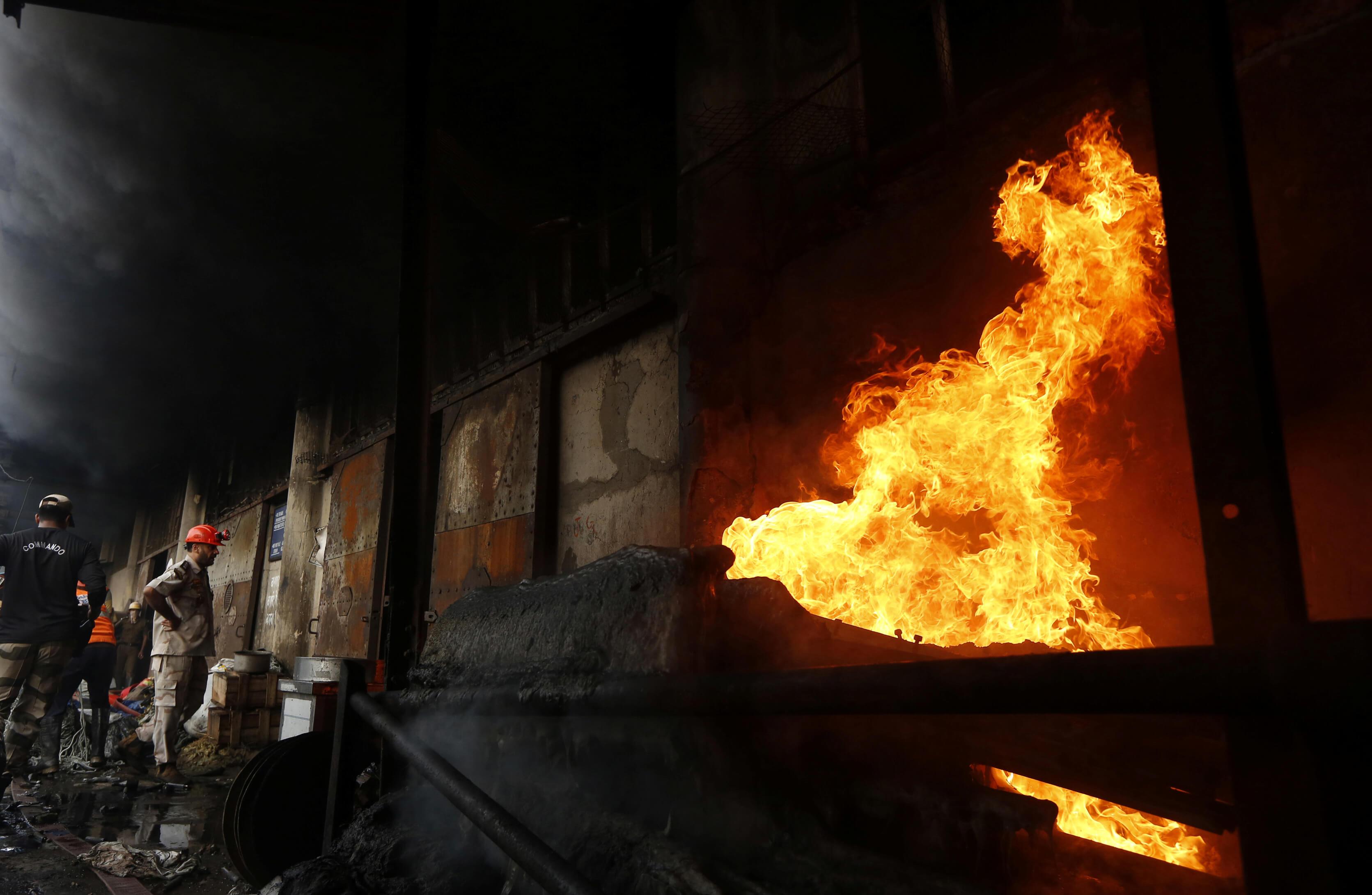Κωνσταντινούπολη: Δύο πυροσβέστες τραυματίστηκαν από πυρκαγιά σε χημικό εργοστάσιο