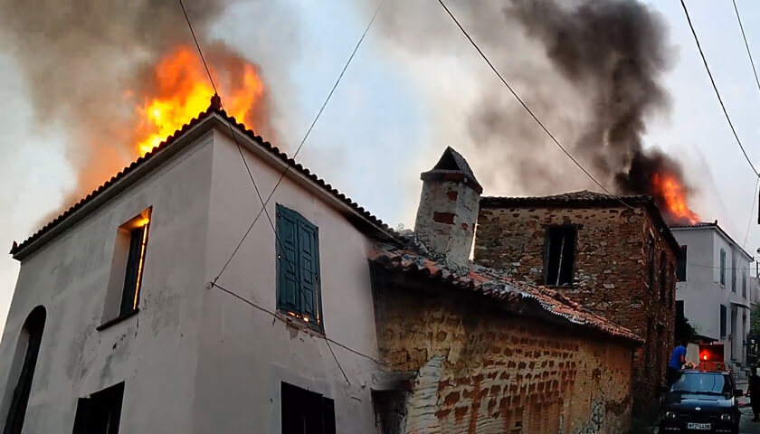 Λέσβος: Κάηκε ολοσχερώς σπίτι στον Παλαιόκηπο – video